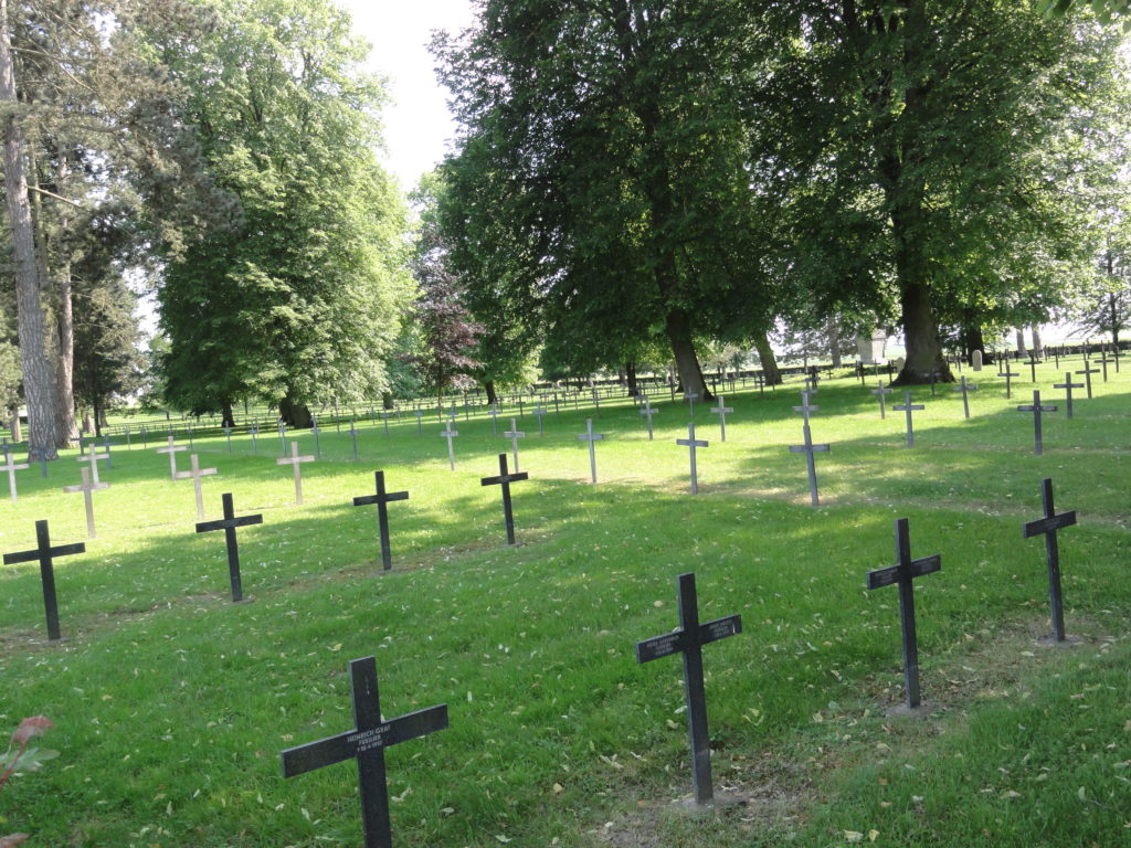 Croix noires du cimetière militaire allemand d'Asfeld.