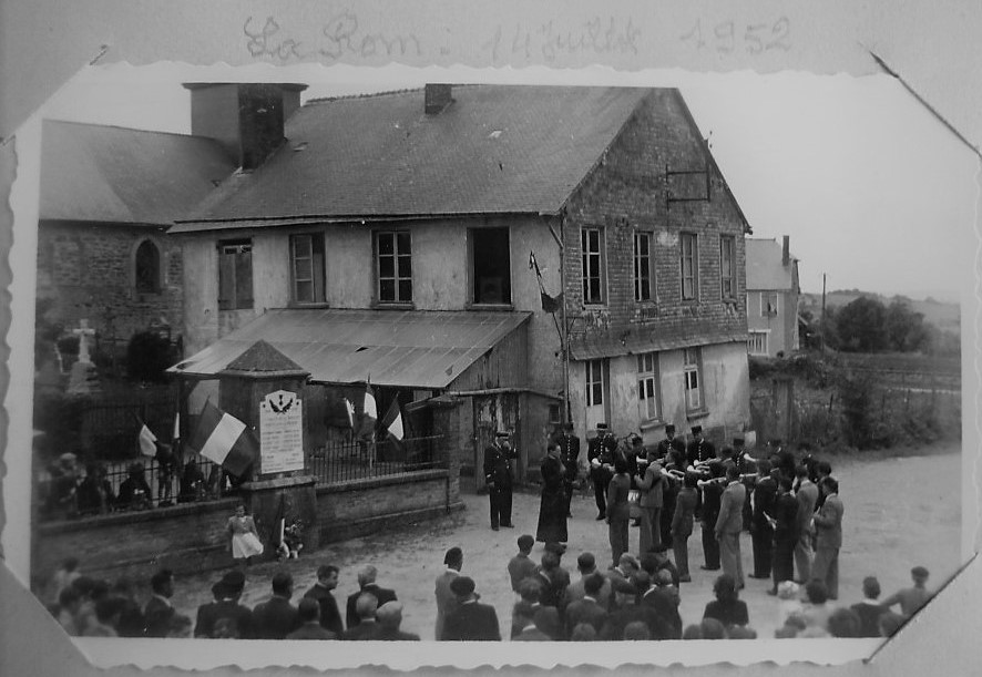 Les sapeurs-pompiers sur la place de La Romagne le 14 juillet 1952 (collection privée, avec l'aimable autorisation de monsieur Pierre Malherbe †).