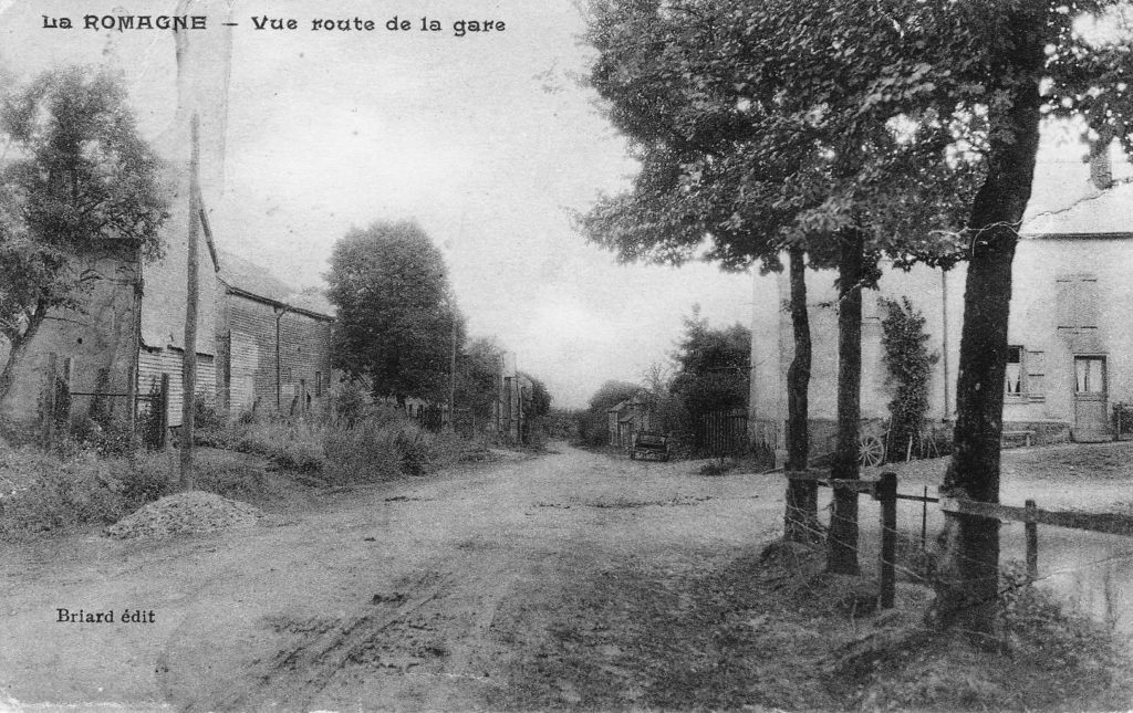 La Romagne, route de la gare (carte postale ancienne).