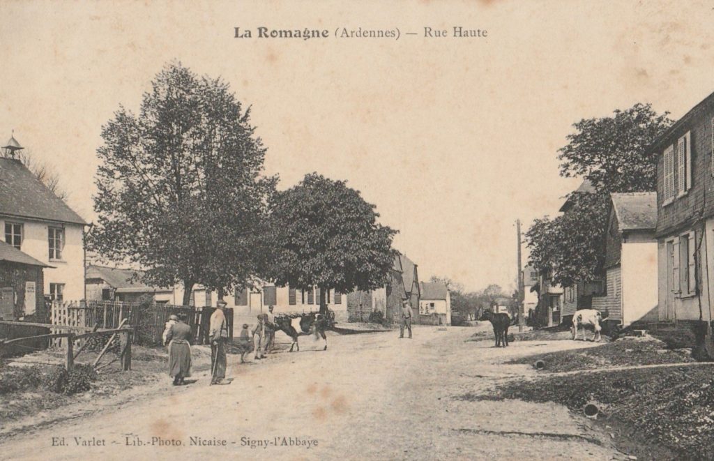 La ferme Merlin se trouve à l'angle de la rue Haute et de la grand-rue, carte postale ancienne de La Romagne.
