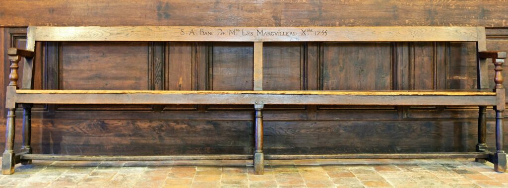Ce banc des marguilliers date de 1755. Il se trouve dans l’église Saint-Ayoul à Provins (Seine-et-Marne). Sa notice PM77001403 est référencée par la base du patrimoine mobilier (Palissy), consultable en ligne sur la plateforme ouverte POP.
