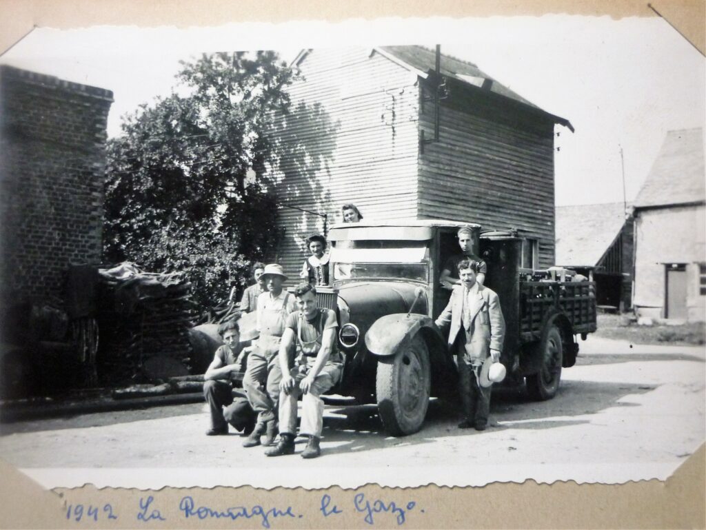 Adaptation au gazogène du camion de la cidrerie Malherbe à La Romagne (Ardennes), photographie ancienne en noir et blanc (collection privée, avec l'aimable autorisation de monsieur Pierre Malherbe †).