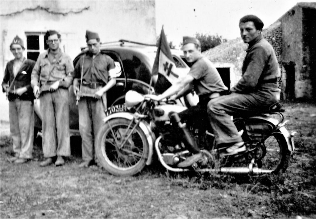 André Barré (jeune homme portant des lunettes) et ses compagnons de la Résistance, photographie ancienne en noir et blanc (collection privée, avec l’aimable autorisation de madame Angélique Barré).