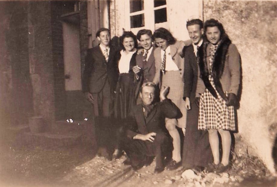André Druart (personnage le plus à gauche) à Borcq-sur-Airvault (Deux-Sèvres), photographie ancienne en noir et blanc (collection privée, avec l’aimable autorisation de monsieur Pierre Malherbe †).