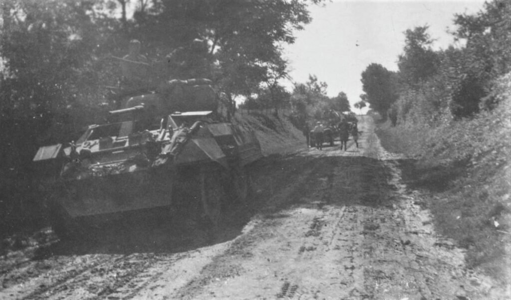 Colonne de chars américains le 31 août 1944 sur le chemin de Renneville, photographie ancienne en noir et blanc (collection privée, avec l’aimable autorisation de monsieur Gilbert Lebrun).