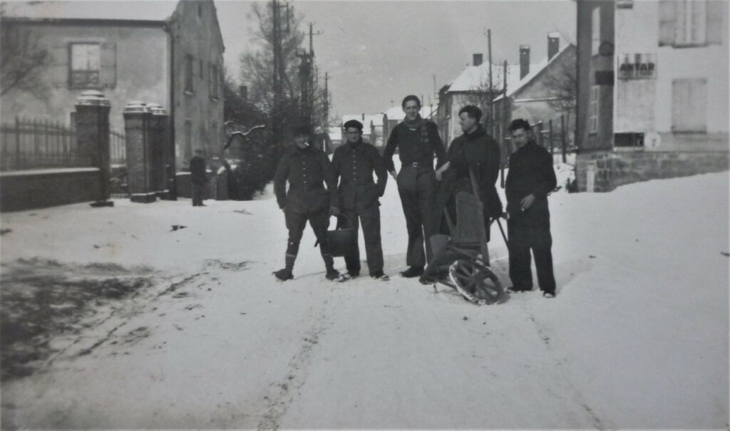 Soldats français en cantonnement à La Romagne (Ardennes) pendant l'hiver 1939-1940.