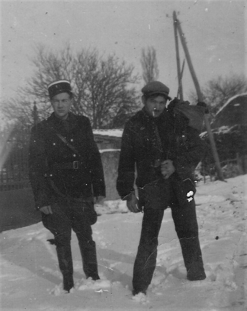 Monsieur Albert Carbonneaux †, gendarme, hiver 1939-1940 à La Romagne (Ardennes), photographie ancienne en noir et blanc (avec l'aimable autorisation de monsieur Pierre Malherbe †).
