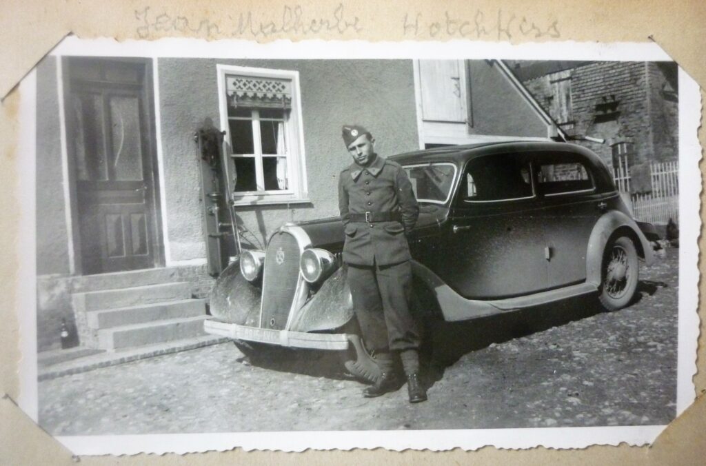 Monsieur Jean Malherbe † pose devant sa voiture. Hotchkiss est un constructeur automobile et manufacturier d'armes français, qui a produit des véhicules militaires jusqu'en 1969. Photographie ancienne en noir et blanc (collection privée, avec l'aimable autorisation de monsieur Pierre Malherbe †).