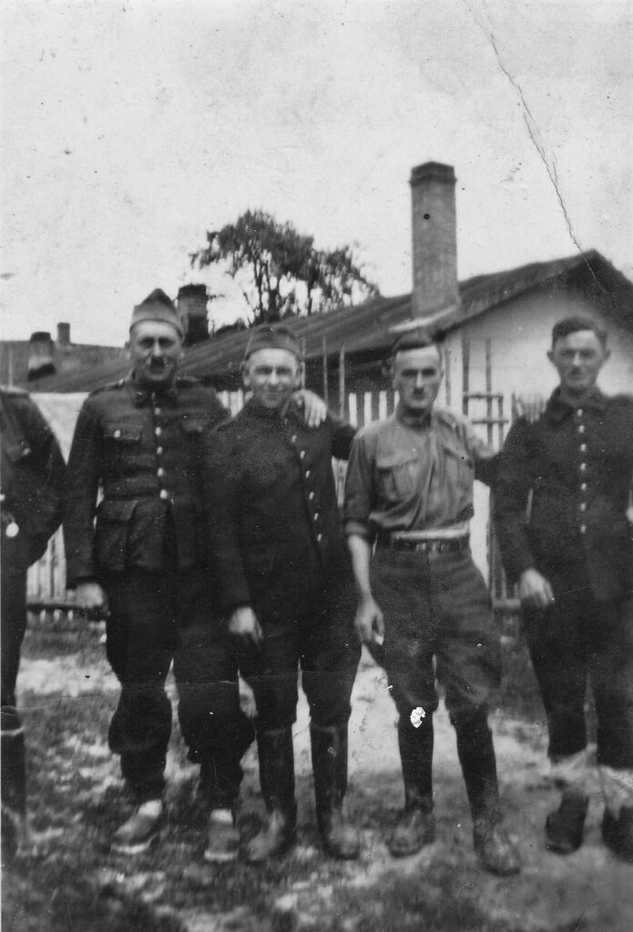 Monsieur Marcel Mauroy † et d'autres prisonniers de guerre, photographie ancienne en noir et blanc (collection privée, avec l’aimable autorisation de monsieur Michel Mauroy).