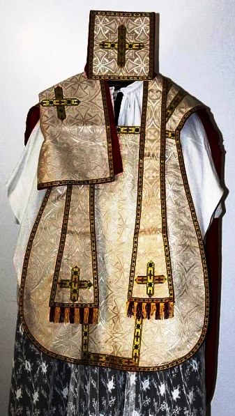 Chasuble romaine blanche en soie  damassée de croix (XIXe siècle).