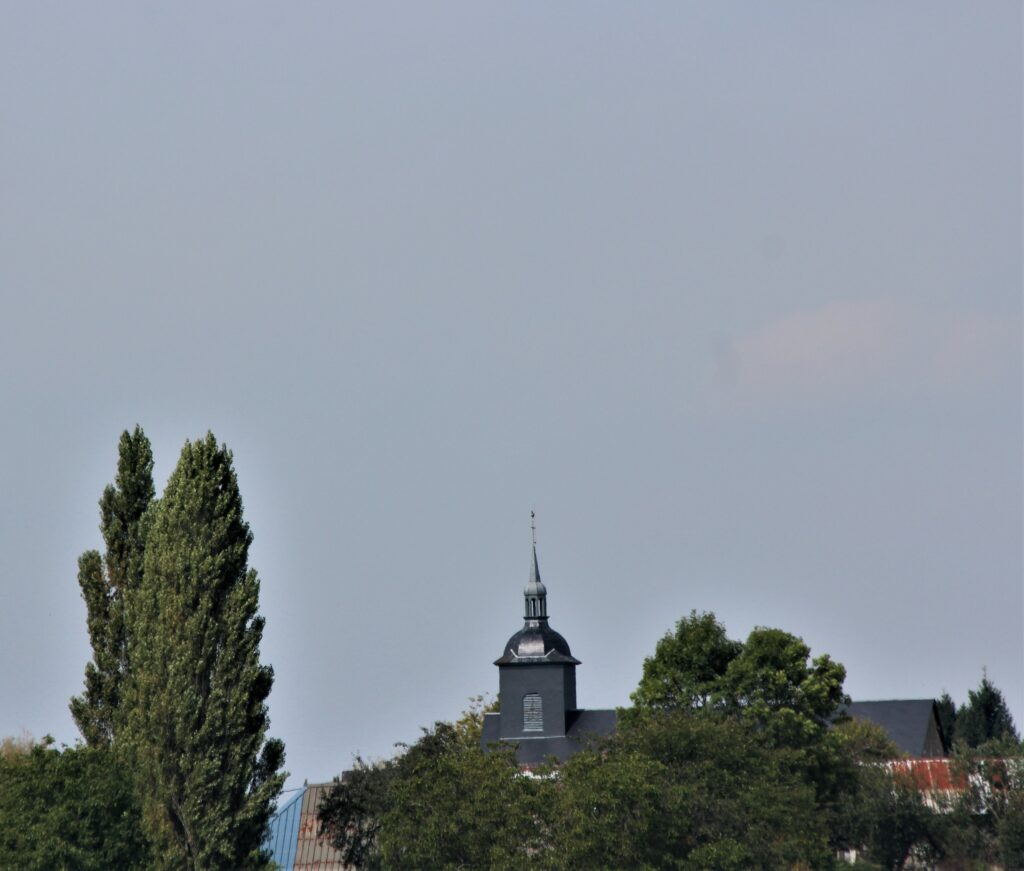 Vue panoramique du clocher du village. Prise de vue effectuée le dimanche 3 septembre 2017 à La Romagne (Ardennes). Crédits photographiques : © 2020 laromagne.info par Marie-Noëlle ESTIEZ BONHOMME.