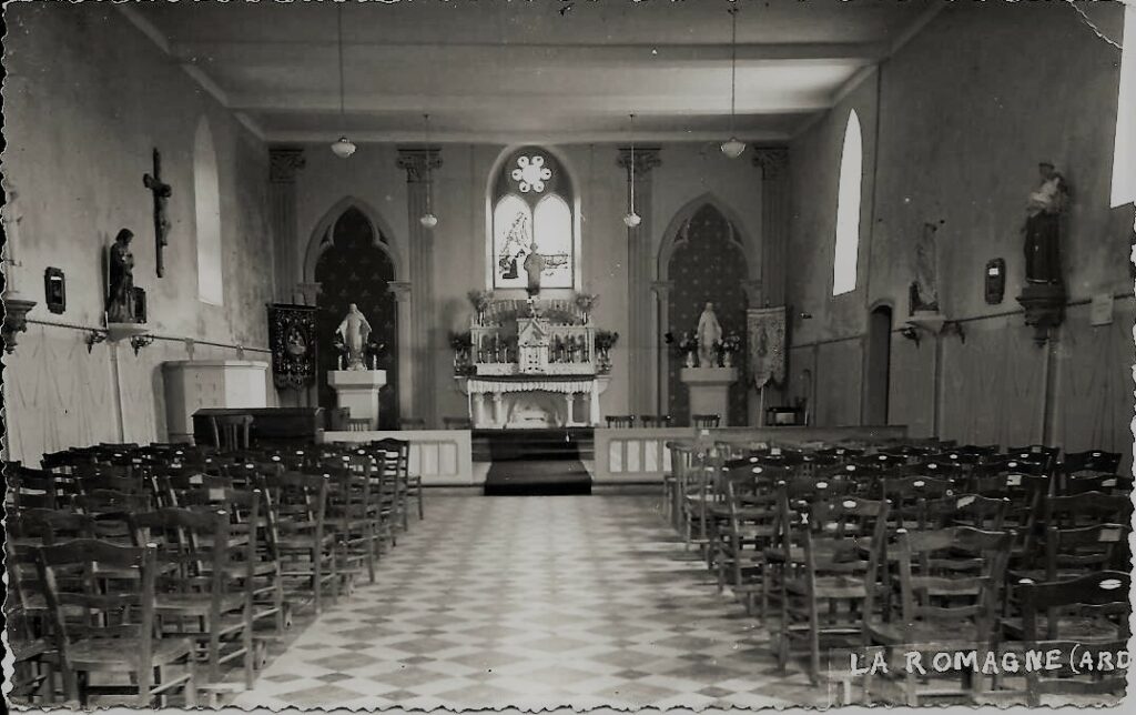 Intérieur de église Saint-Jean à La Romagne (Ardennes), vue générale, carte postale ancienne en noir et blanc (collection privée, avec l'aimable autorisation de monsieur Georges Marie Lambert).