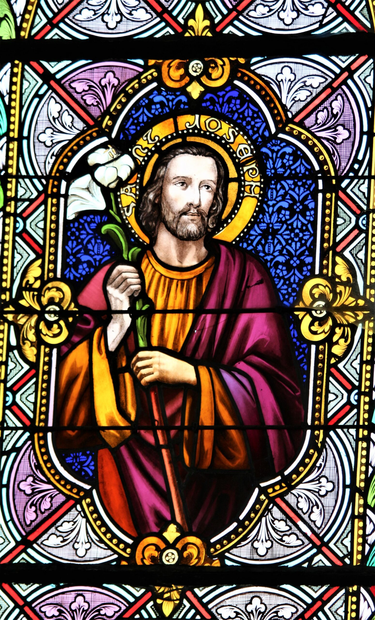 Détail du vitrail représentant Joseph à l’église Saint-Jean.