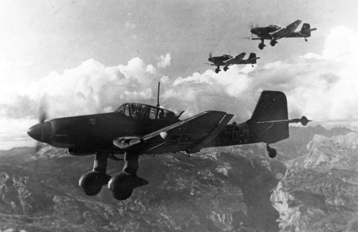 Trois bombardiers Ju 87 développés par Junkers Flugzeug Motorenwerke AG.