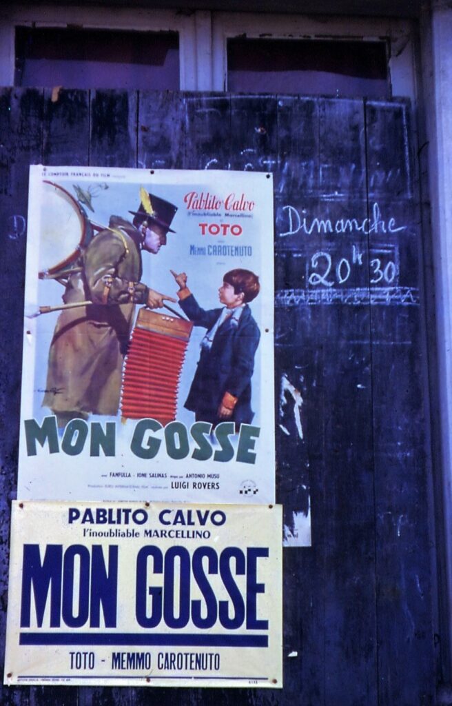Mon gosse (Totò e Marcellino) est un film italien en noir et blanc réalisé par Antonio Musu. Il est sorti en Italie le mardi 22 avril 1958 et en France le mercredi 27 juillet 1960. L’affiche de cinéma apposée sur un mur de La Romagne daterait de cette époque. Collection privée, avec l’aimable autorisation de madame Reine Druart †.