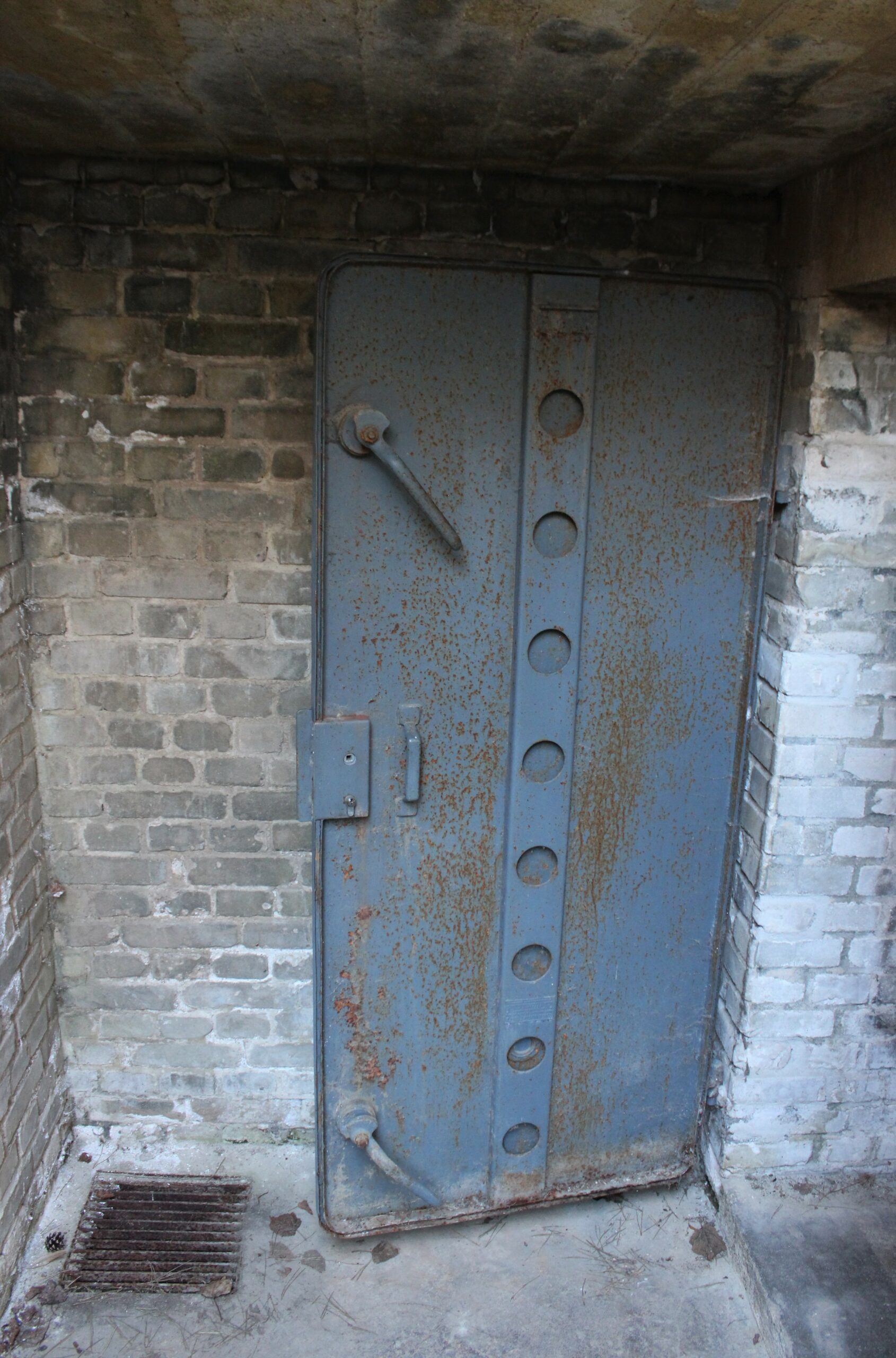 Porte blindée en métal hermétique avec valve de l'abri antiaérien de la baraque 13. Crédits photographiques : © 2020 laromagne.info par Marie-Noëlle ESTIEZ BONHOMME.