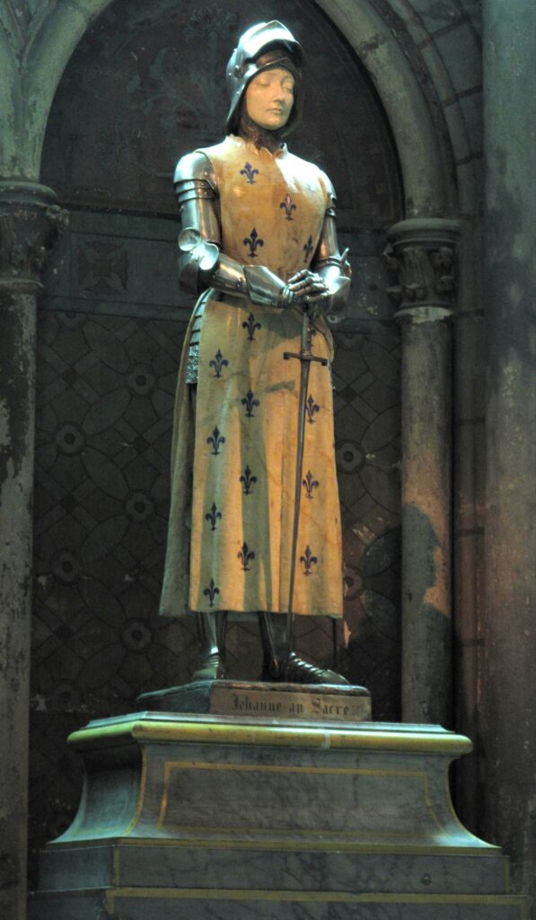 Jehanne au sacre, statue polychrome en pied de Jeanne d'Arc (vers 1412-1431) par Prosper d'Épinay (1836-1914), marbre, bronze argenté, ivoire, lapis-lazuli, sculpture de 1901 installée en 1909 dans la chapelle Sainte-Jeanne d'Arc de la cathédrale Notre-Dame de Reims.