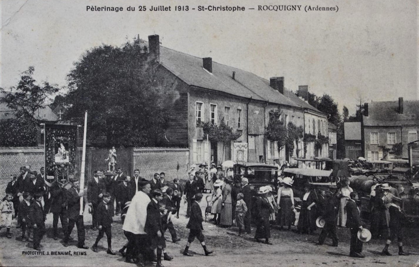 Un siècle après, la bannière de saint Christophe est conservée à l'église Saint-Christophe de Rocquigny (Ardennes). Lot de cartes postales anciennes en noir et blanc.
