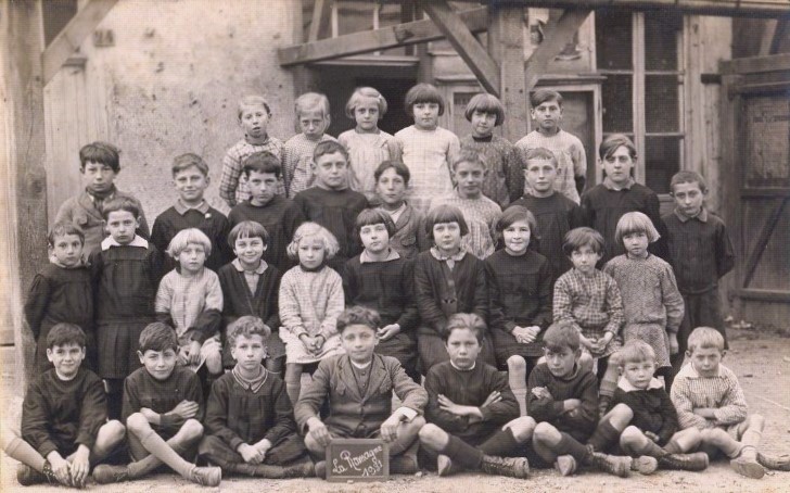 Photo de classe de l'école mixte de La Romagne (Ardennes) en 1931 (collection privée, avec l’aimable autorisation de monsieur Georges Malherbe).