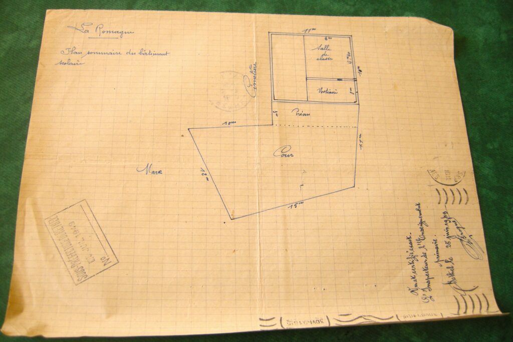 Plan sommaire du nouveau bâtiment scolaire, daté du 25 juin 1949, consultation des documents sur place à la mairie de La Romagne (Ardennes), avec l’aimable autorisation de monsieur René Malherbe.