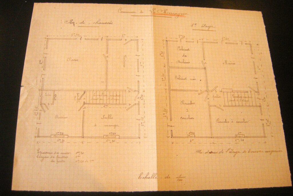Plan sommaire du rez-de-chaussée et du premier étage de l’ancien bâtiment scolaire, 1921, échelle au 1 : 100, consultation des documents sur place à la mairie de La Romagne (Ardennes), avec l’aimable autorisation de monsieur René Malherbe.