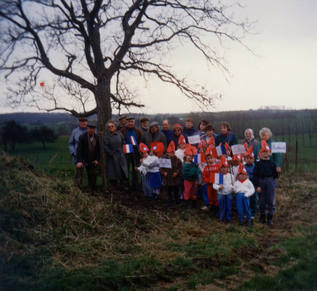 
Bicentenaire de la Révolution, 1989, enfants avec drapeaux sous un vieil arbre de La Romagne (Ardennes). Photographie ancienne en couleurs, collection privée, avec l’aimable autorisation de monsieur Pierre Fleury.