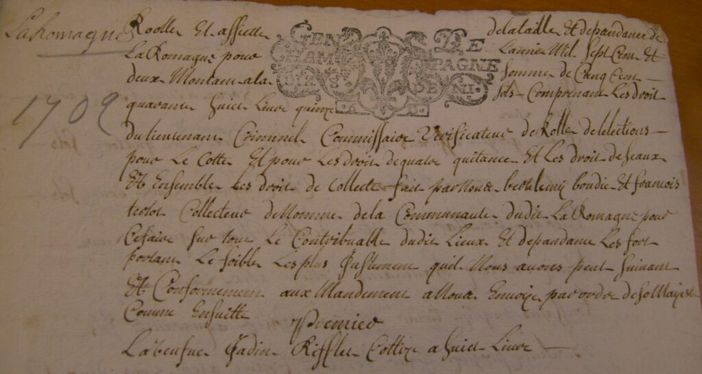 En-tête du rôle de 1702 de La Romagne (Ardennes) avec le cachet de la généralité de Châlons. Archives départementales de la Marne, site de Châlons-en-Champagne, C 2169 [série C = administrations provinciales. – Intendances, subdélégations, élections et autres divisions administratives ou financières, bureaux des finances, états provinciaux, principautés, régences, etc., articles C 2099-2488, élections, cote C 2169 = liasse. – 185 pièces, 1 parchemin.]