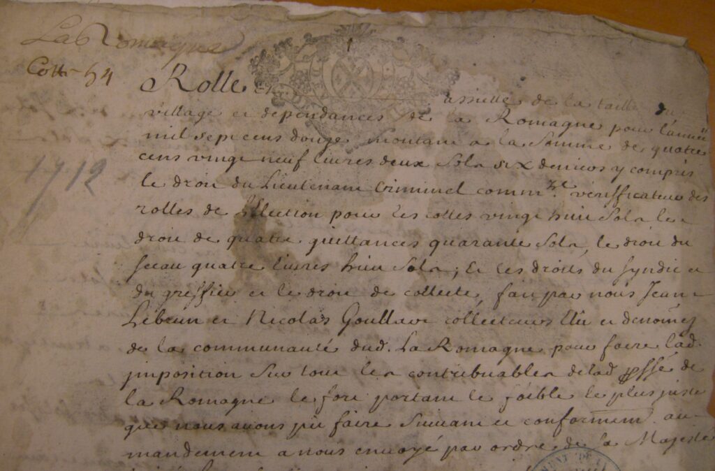 Rôle de La Romagne (Ardennes) en 1712. L'humidité favorise le développement de certains champignons. Le papier en a gardé des traces. Archives départementales de la Marne, site de Châlons-en-Champagne, C 2169 [série C = administrations provinciales. – Intendances, subdélégations, élections et autres divisions administratives ou financières, bureaux des finances, états provinciaux, principautés, régences, etc., articles C 2099-2488, élections, cote C 2169 = liasse. – 185 pièces, 1 parchemin.]