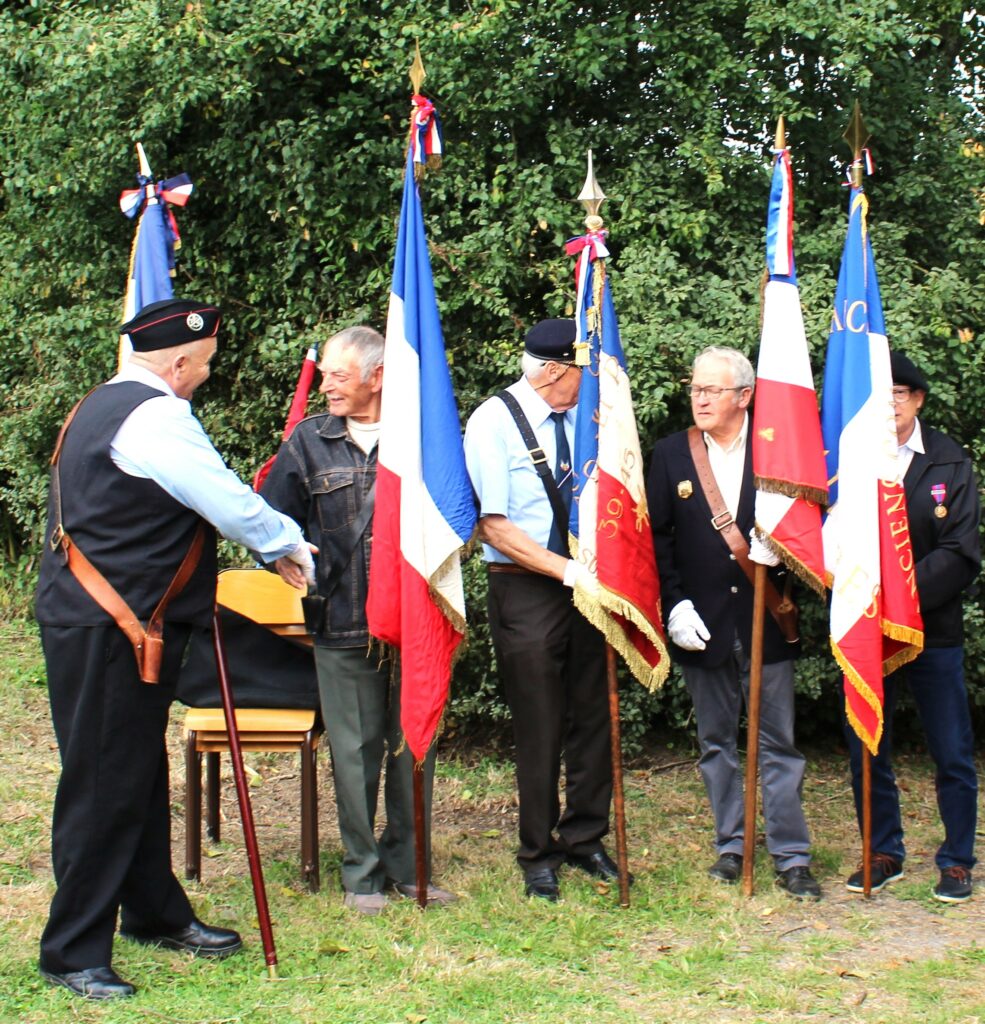 Les nombreux porte-drapeau représentant l'Union nationale des combattants de Chaumont-Porcien (Ardennes) et le comité de Chaumont-Porcien (Ardennes) du Souvenir français ont rendu hommage aux trois fusillés « morts pour la France ». Prise de vue effectuée le vendredi 30 août 2024 à Wadimont (Ardennes). Crédits photographiques : © 2020 laromagne.info par Marie-Noëlle ESTIEZ BONHOMME.