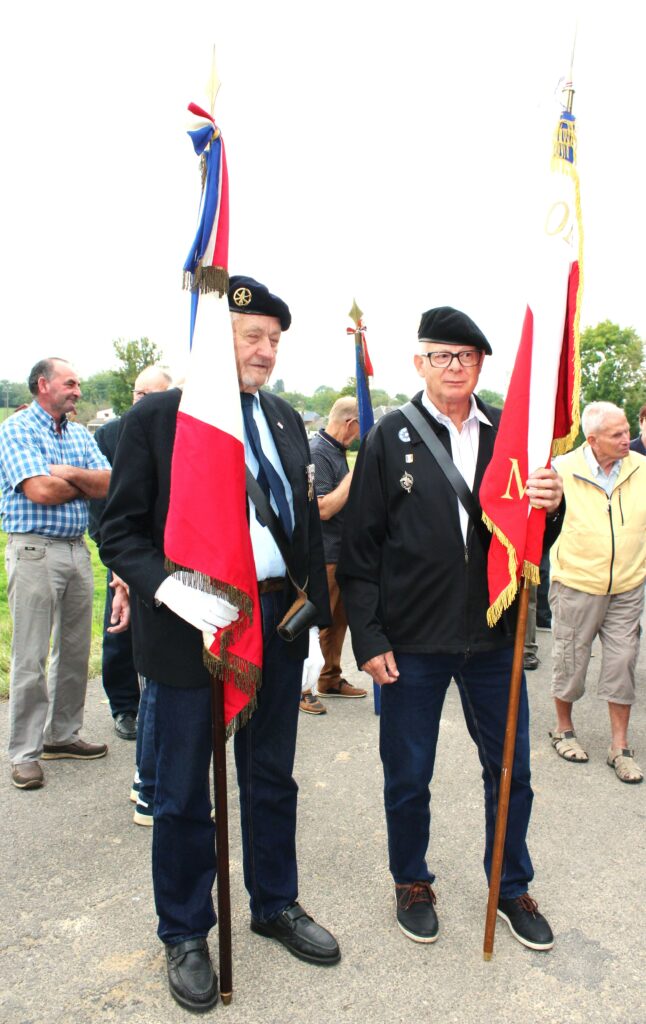 Les nombreux porte-drapeau représentant l'Union nationale des combattants de Chaumont-Porcien (Ardennes) et le comité de Chaumont-Porcien (Ardennes) du Souvenir français ont rendu hommage aux trois fusillés « morts pour la France ». Prise de vue effectuée le vendredi 30 août 2024 à Wadimont (Ardennes). Crédits photographiques : © 2020 laromagne.info par Marie-Noëlle ESTIEZ BONHOMME.