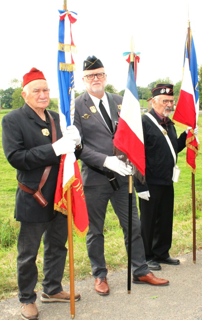 Les nombreux porte-drapeau représentant l'Union nationale des combattants de Chaumont-Porcien (Ardennes) et le comité de Chaumont-Porcien (Ardennes) du Souvenir français ont rendu hommage aux trois fusillés « morts pour la France ». Prise de vue effectuée le vendredi 30 août 2024 à Wadimont (Ardennes). Crédits photographiques : © 2020 laromagne.info par Marie-Noëlle ESTIEZ BONHOMME.