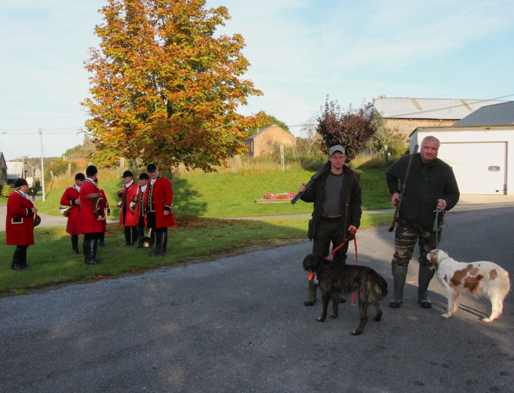 Dimanche 17 octobre 2021 – Fête de la Saint-Hubert à La Romagne (Ardennes) – Couverture photographique et publication sur le blog.

La fête de la Saint-Hubert, célébrée le 3 novembre, honore le patron des chasseurs. Ce jour-là, ces derniers se rassemblent pour lui rendre hommage, marquant l'importance de la chasse dans les traditions rurales. À La Romagne (Ardennes), cet événement est bisannuel. Il fait partie intégrante de la culture locale, renforçant les liens.

Les Sonneurs du Point-du-Jour, basés à Soissons (Aisne), enrichissent les festivités par leurs trompes, apportant une dimension musicale et festive à la célébration.

Marie-Noëlle ESTIEZ BONHOMME a assuré la couverture photographique de l’événement et a publié sur son blog un article intitulé La religiosité populaire à la Romagne : pèlerinages et bénédictions.