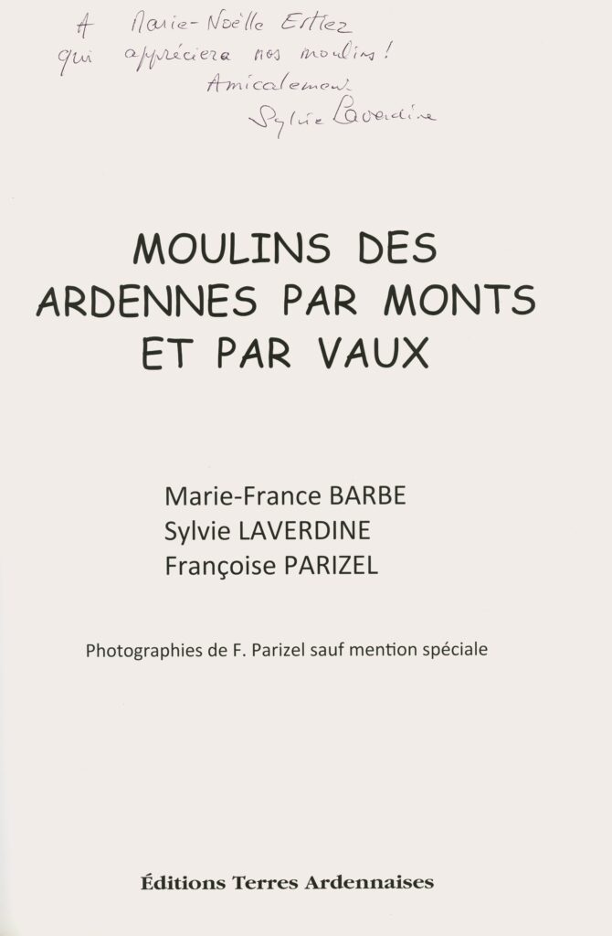 Le livre Moulins des Ardennes par monts et par vaux, préfacé par Annie BOUCHARD (présidente de la Fédération française des associations de sauvegarde des moulins), examine l'importance historique et économique des moulins dans les Ardennes, en mettant en évidence leur rôle central dans la vie quotidienne.

Les auteures, Marie-France BARBE, Sylvie LAVERDINE et Françoise PARIZEL, ont étudié environ trois cents sites de moulins, soulignant l'utilisation de l'énergie hydraulique et éolienne pour faire fonctionner ces installations.