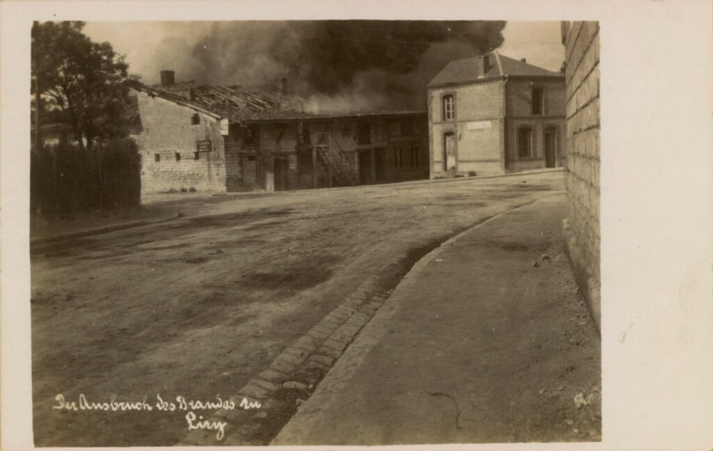 Reproductions modernes de photographies allemandes anciennes en noir et blanc (tirages monochromes en sépia), légendées « Der Ausbruch des Brandes zu Liry »  (« Le déclenchement de l'incendie à Liry ») ; « Das Weitergreifen des Brandes in Liry » (« La poursuite de l'incendie à Liry [Ardennes] ») ; « Nach sechsstündigen Brande Liry » (« Liry [Ardennes] après six heures d'incendie », collection privée (avec l’aimable autorisation de madame Odette Corneille).