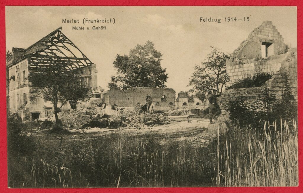 Cartes postales allemandes anciennes en noir et blanc (tirages monochromes en sépia), légendées « Mühle Merlet » (« Moulin Merlet ») ; « Mühle Merlet nach Beschießung durch französische schwere Artillerie » (« Moulin de Merlet après le bombardement par l'artillerie lourde française. ») ; « Merlet. Blick auf die Mühle. Feldzug 1914/15 » (« Merlet. Vue sur le moulin. Campagne de 1914/15. ») ; « Innere Ansicht der Mühle Merlet nach Beschießung durch französische schwere Artillerie. » (« Vue intérieure du moulin de Merlet après un bombardement par l'artillerie lourde française. ») ; « Merlet (Frankreich) Mühle u. [und] Gehöft. Feldzug 1914 – 1915. » (« Merlet (France). Moulin et ferme. Campagne 1914 - 1915. ») ; « Merlet. Mühle » (« Merlet. Moulin. »), collection privée (avec l’aimable autorisation de monsieur Guy et madame Monique Millart). [Nota bene : en paléographie allemande, l’écriture cursive (Kurrentschrift) se reconnaît à ses angles aigus. Fixée au XIXe siècle, elle a été enseignée jusqu’au début du XXe siècle.]