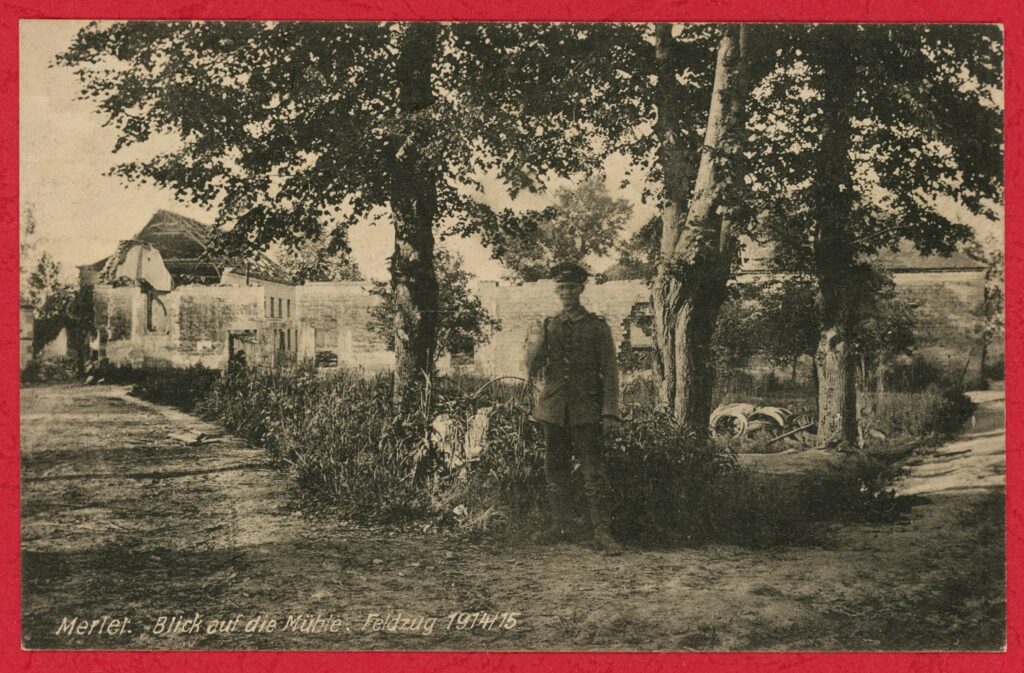 Cartes postales allemandes anciennes en noir et blanc (tirages monochromes en sépia), légendées « Mühle Merlet » (« Moulin Merlet ») ; « Mühle Merlet nach Beschießung durch französische schwere Artillerie » (« Moulin de Merlet après le bombardement par l'artillerie lourde française. ») ; « Merlet. Blick auf die Mühle. Feldzug 1914/15 » (« Merlet. Vue sur le moulin. Campagne de 1914/15. ») ; « Innere Ansicht der Mühle Merlet nach Beschießung durch französische schwere Artillerie. » (« Vue intérieure du moulin de Merlet après un bombardement par l'artillerie lourde française. ») ; « Merlet (Frankreich) Mühle u. [und] Gehöft. Feldzug 1914 – 1915. » (« Merlet (France). Moulin et ferme. Campagne 1914 - 1915. ») ; « Merlet. Mühle » (« Merlet. Moulin. »), collection privée (avec l’aimable autorisation de monsieur Guy et madame Monique Millart). [Nota bene : en paléographie allemande, l’écriture cursive (Kurrentschrift) se reconnaît à ses angles aigus. Fixée au XIXe siècle, elle a été enseignée jusqu’au début du XXe siècle.]