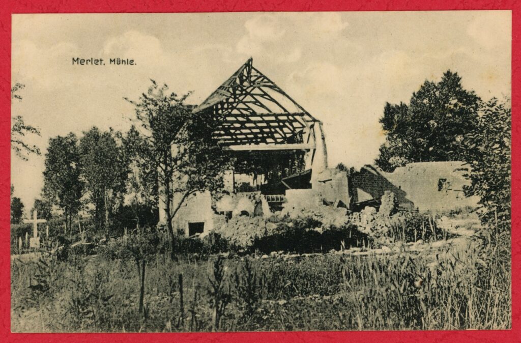 Cartes postales allemandes anciennes en noir et blanc (tirages monochromes en sépia), légendées « Mühle Merlet » (« Moulin Merlet ») ; « Mühle Merlet nach Beschießung durch französische schwere Artillerie » (« Moulin de Merlet après le bombardement par l'artillerie lourde française. ») ; « Merlet. Blick auf die Mühle. Feldzug 1914/15 » (« Merlet. Vue sur le moulin. Campagne de 1914/15. ») ; « Innere Ansicht der Mühle Merlet nach Beschießung durch französische schwere Artillerie. » (« Vue intérieure du moulin de Merlet après un bombardement par l'artillerie lourde française. ») ; « Merlet (Frankreich) Mühle u. [und] Gehöft. Feldzug 1914 – 1915. » (« Merlet (France). Moulin et ferme. Campagne 1914 - 1915. ») ; « Merlet. Mühle » (« Merlet. Moulin. »), collection privée (avec l’aimable autorisation de monsieur Guy et madame Monique Millart). [Nota bene : en paléographie allemande, l’écriture cursive (Kurrentschrift) se reconnaît à ses angles aigus. Fixée au XIXe siècle, elle a été enseignée jusqu’au début du XXe siècle.]