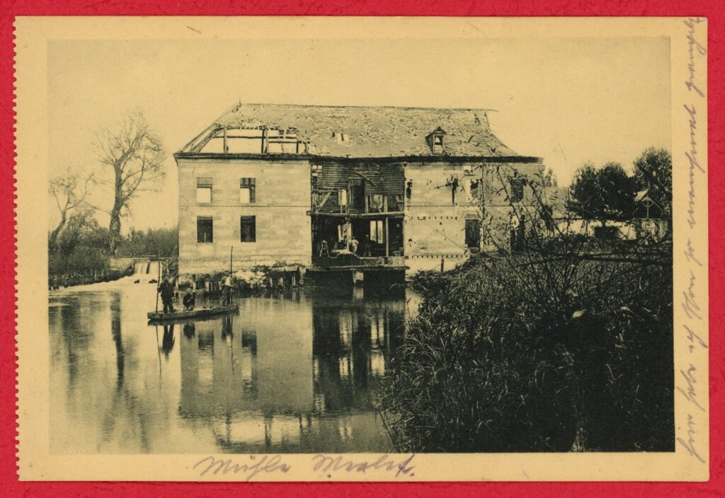 Cartes postales allemandes anciennes en noir et blanc (tirages monochromes en sépia), légendées « Mühle Merlet » (« Moulin Merlet ») ; « Mühle Merlet nach Beschießung durch französische schwere Artillerie » (« Moulin de Merlet après le bombardement par l'artillerie lourde française. ») ; « Merlet. Blick auf die Mühle. Feldzug 1914/15 » (« Merlet. Vue sur le moulin. Campagne de 1914/15. ») ; « Innere Ansicht der Mühle Merlet nach Beschießung durch französische schwere Artillerie. » (« Vue intérieure du moulin de Merlet après un bombardement par l'artillerie lourde française. ») ; « Merlet (Frankreich) Mühle u. [und] Gehöft. Feldzug 1914 – 1915. » (« Merlet (France). Moulin et ferme. Campagne 1914 - 1915. ») ; « Merlet. Mühle » (« Merlet. Moulin. »), collection privée (avec l’aimable autorisation de monsieur Guy et madame Monique Millart). [Nota bene : en paléographie allemande, l’écriture cursive (Kurrentschrift) se reconnaît à ses angles aigus. Fixée au XIXe siècle, elle a été enseignée jusqu’au début du XXe siècle.]