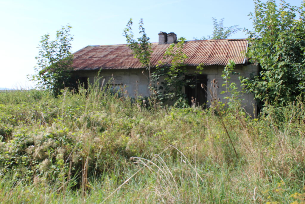 Baraquement construit pendant la Première Guerre mondiale pour les civils, photographie en couleurs, prise de vue effectuée à Merlet, hameau d’Aguilcourt (Aisne) le dimanche 1er septembre 2024. Crédits photographiques : © 2020 laromagne.info par Marie-Noëlle ESTIEZ BONHOMME.