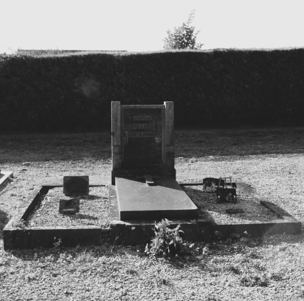 Tombe de la famille Millart Gentilhomme au cimetière d’Aguilcourt (Aisne), photographie en noir et blanc, prise de vue effectuée le dimanche 1er septembre 2024. Crédits photographiques : © 2020 laromagne.info par Marie-Noëlle ESTIEZ BONHOMME.