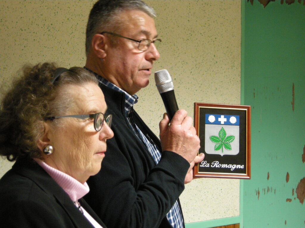 Pour couronner cet événement, le maire René MALHERBE a offert à Marie-Noëlle ESTIEZ BONHOMME un blason de La Romagne (Ardennes), en signe de reconnaissance pour son travail sur l’histoire locale du village.