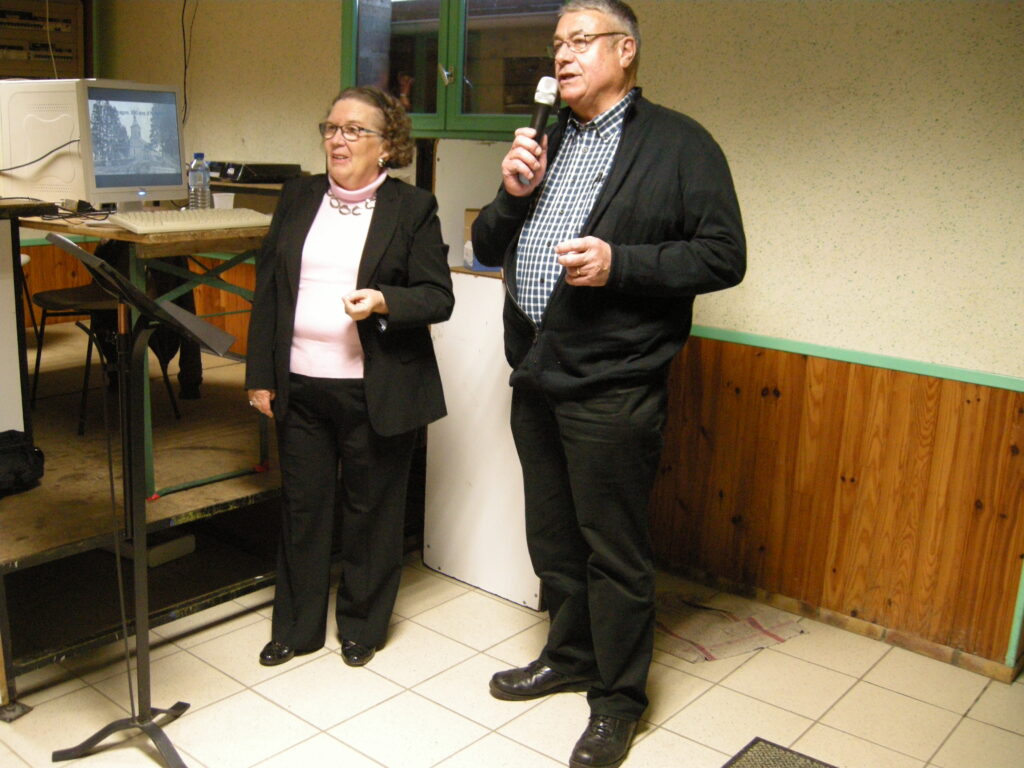 La conférence a également mis en avant le rôle des familles protestantes, l’importance du cartulaire de l’abbaye de Chaumont-Porcien (Ardennes) et des détails architecturaux de l’église Saint-Jean, en particulier ses contreforts, lucarnes d’observation et vitraux. Elle a souligné l’importance de l’histoire locale comme vecteur d’identité et de lien social, tout en interrogeant la place de ce patrimoine dans un monde globalisé.