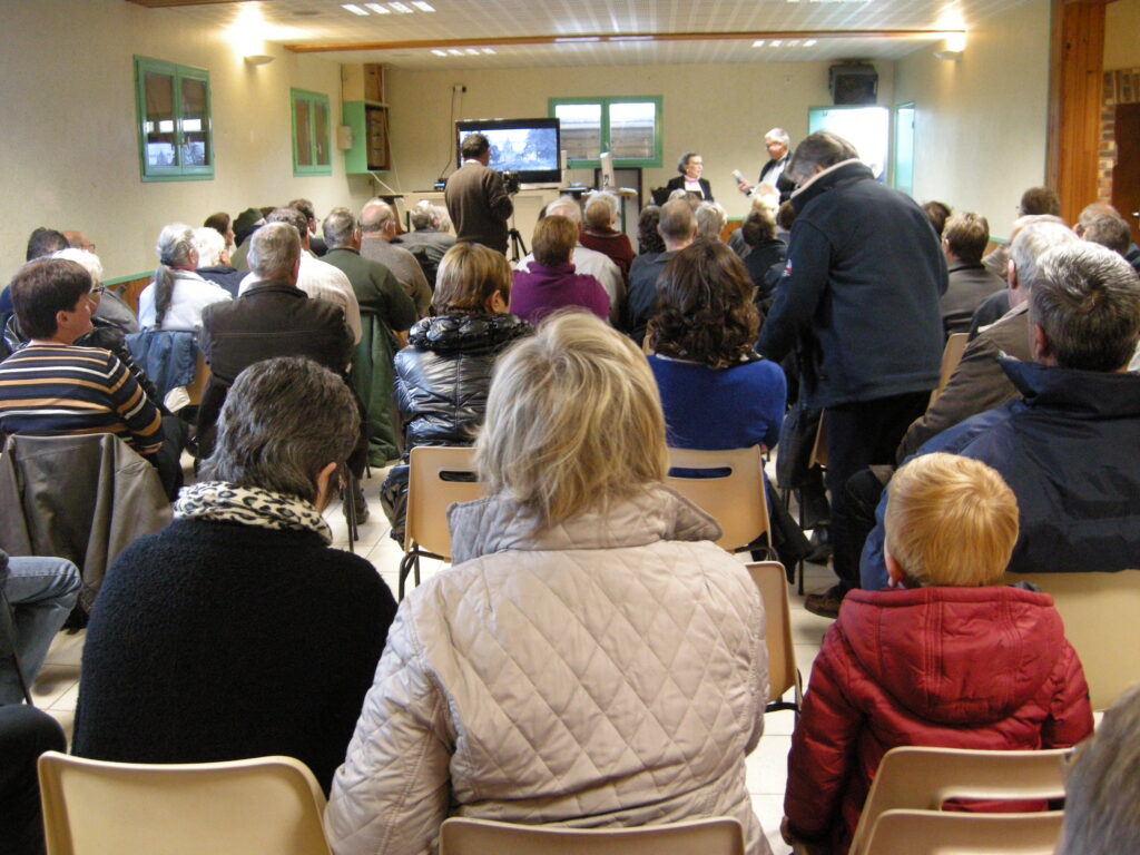 Le samedi 22 novembre 2014, Marie-Noëlle ESTIEZ BONHOMME a présenté une conférence intitulée La Romagne : 800 ans d’histoire devant une audience de plus de cent personnes dans la salle des fêtes du village. Au cours de cette présentation, elle a exploré les origines de La Romagne (Ardennes), mettant en lumière des aspects clés de la vie religieuse et sociale, notamment l’église, le cimetière, ainsi que la fabrique, la cure et le presbytère. Un diaporama PowerPoint a accompagné son discours, offrant des visuels pour enrichir son propos.