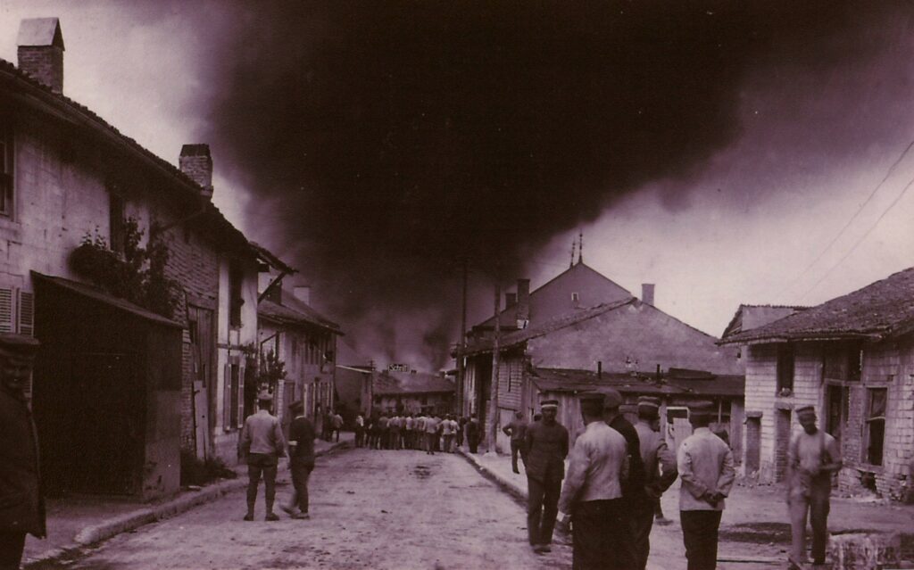 Reproduction moderne d’une photographie allemande ancienne en noir et blanc (tirage monochrome en rouge), représentant un incendie à Liry (Ardennes) pendant la Première Guerre mondiale, collection privée (avec l’aimable autorisation de madame Odette Corneille).