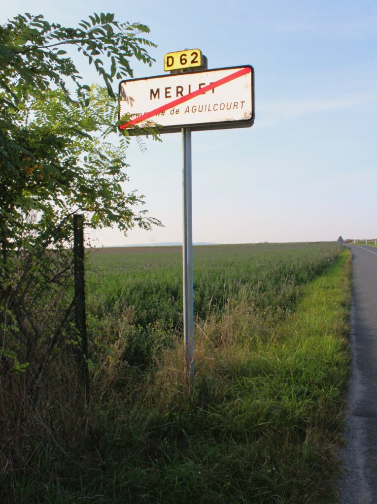 Panneau de sortie d’agglomération de Merlet vers Aguilcourt (Aisne), photographie en couleurs, prise de vue effectuée le dimanche 1er septembre 2024. Crédits photographiques : © 2020 laromagne.info par Marie-Noëlle ESTIEZ BONHOMME.