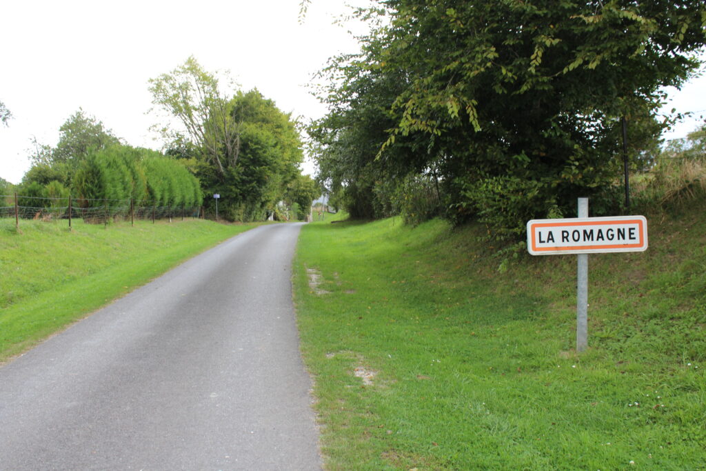 Route des Fondys et panneau d’entrée d’agglomération de La Romagne (Ardennes), photographies en couleurs, prises de vue effectuées le mardi 3 septembre 2024. Crédits photographiques : © 2020 laromagne.info par Marie-Noëlle ESTIEZ BONHOMME.