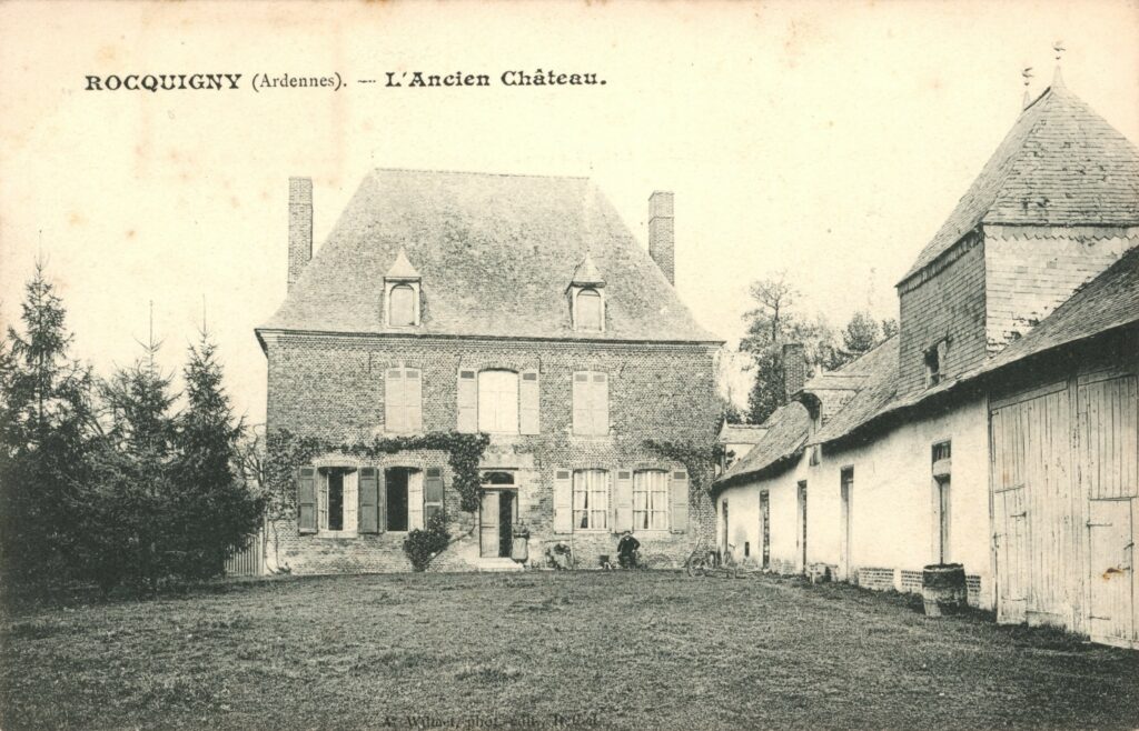 Sur cette photographie antérieure à 1905, les cheminées du château de Rocquigny (Ardennes) apparaissent sans chaperons, et le toit ne possède pas encore son faîtage en zinc. Ces éléments témoignent d’évolutions architecturales visant à renforcer la protection du bâtiment contre les intempéries. Cette carte postale ancienne en noir et blanc, datée de 1904 d’après le cachet de la poste, offre ainsi un aperçu précieux de l’état du château avant ces modifications (collection personnelle de l’auteure). 