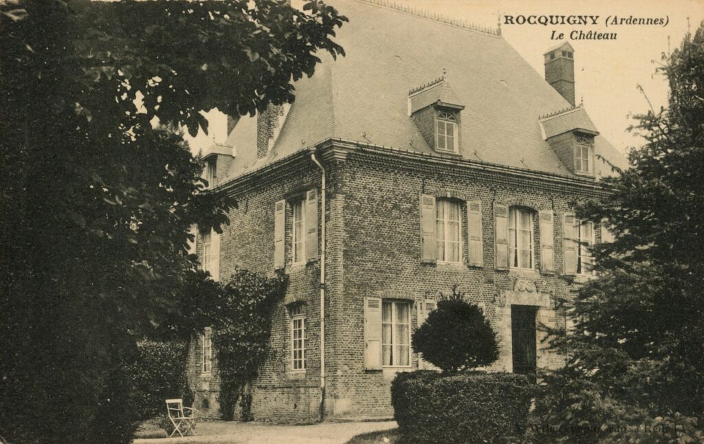 Il ne reste plus rien aujourd’hui des buis soigneusement taillés et des arbres majestueux qui ornaient autrefois les jardins du château de Rocquigny (Ardennes). Cette photographie est le témoin d’une époque révolue (carte postale ancienne en noir et blanc, collection personnelle de l’auteure).