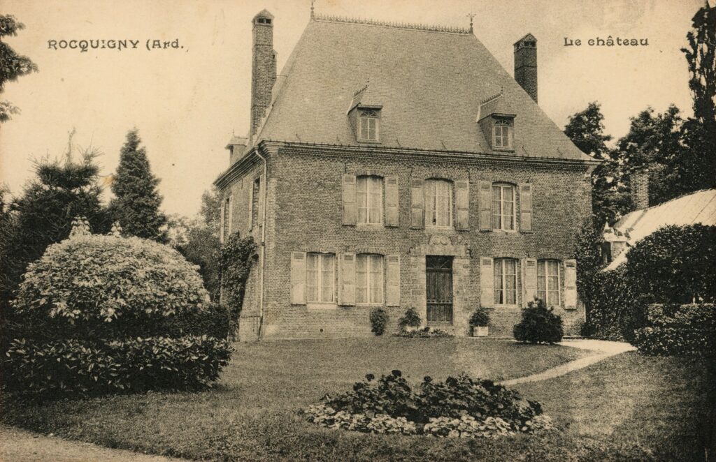 e château de Rocquigny (Ardennes) n'arbore plus le jardin décoratif qui ornait jadis sa façade est, transformant l’aspect visuel de l’édifice avec ses parterres soignés et ses arrangements floraux. Carte postale ancienne en noir et blanc (collection personnelle de l'auteure).