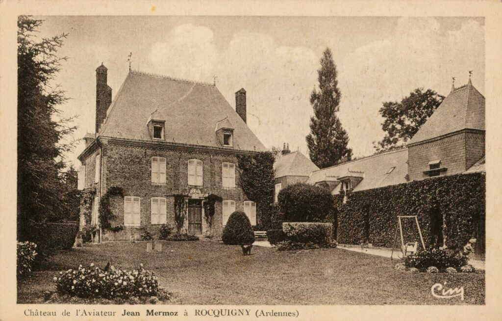 Le château de Rocquigny (Ardennes) se distingue par son toit surmonté d'une girouette associée à un anémomètre. Cet instrument de mesure de la vitesse du vent témoigne d'un intérêt de ses propriétaires pour l'observation météorologique (Carte postale ancienne, collection personnelle de l'auteure).